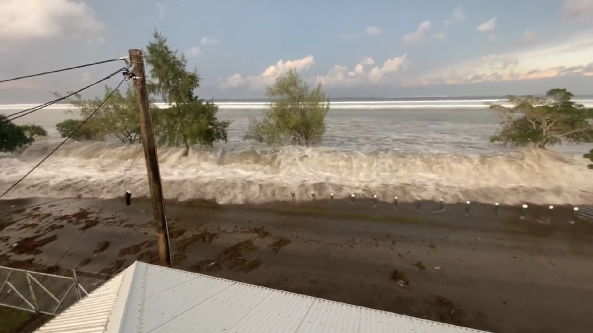 Un tsunami provocat de o erupție vulcanică violentă a lovit statul Tonga din Pacificul de Sud. „Se auzeau țipete peste tot”