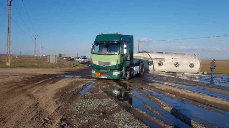 VIDEO. O cisternă încărcată cu motorină s-a răsturnat pe DJ 212. Circulaţia în zonă este blocată