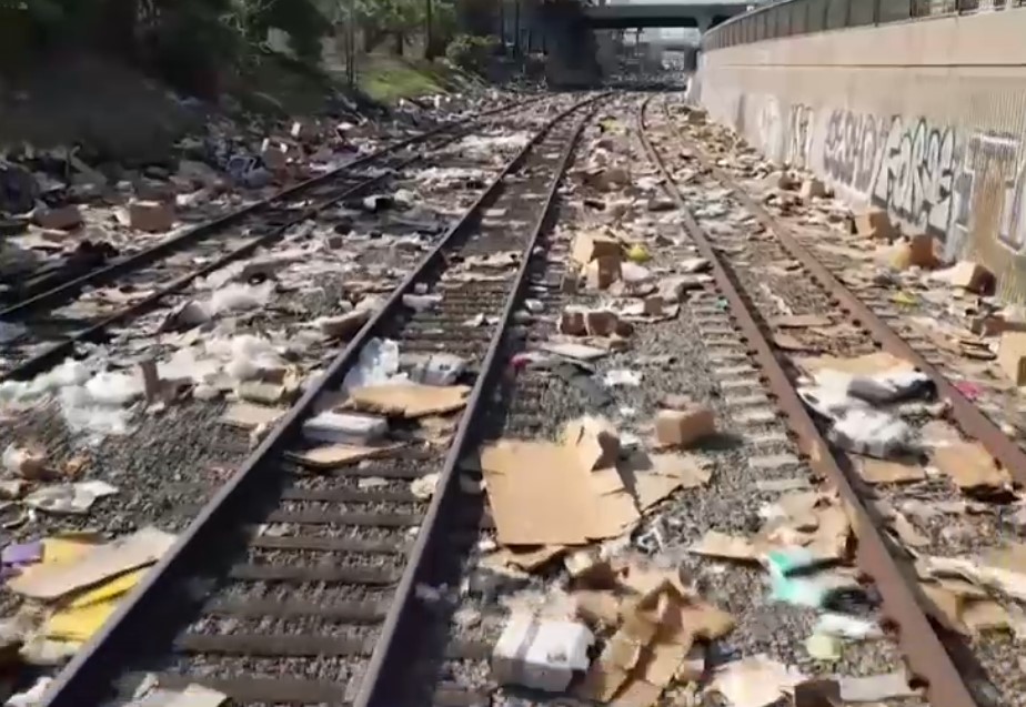 VIDEO. Peisaj dezolant de-a lungul căii ferate din Los Angeles: Trenuri jefuite și mii de pachete aruncate pe șine