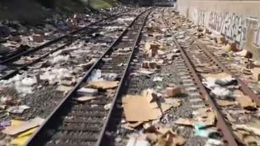 Trenuri jefuite și mii de pachete aruncate pe șine în Los Angeles.