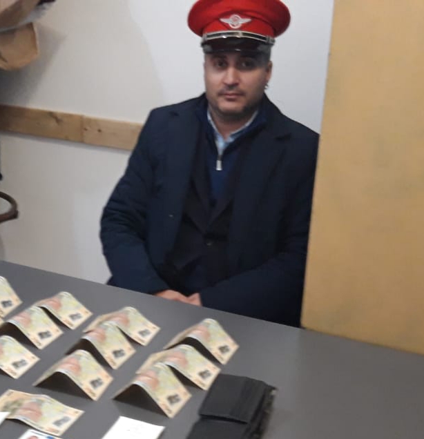 Un angajat CFR a găsit un portofel plin cu bani, card și codul PIN: „Până la Poliție eu nu am știut ce se află în portofel”
