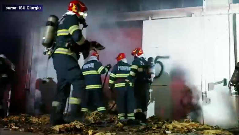 pompieri care intervin la un incendiu