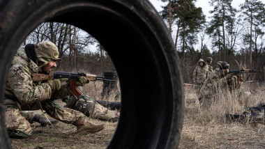 soldati ucraineni inarmati la exercitii de antrenament