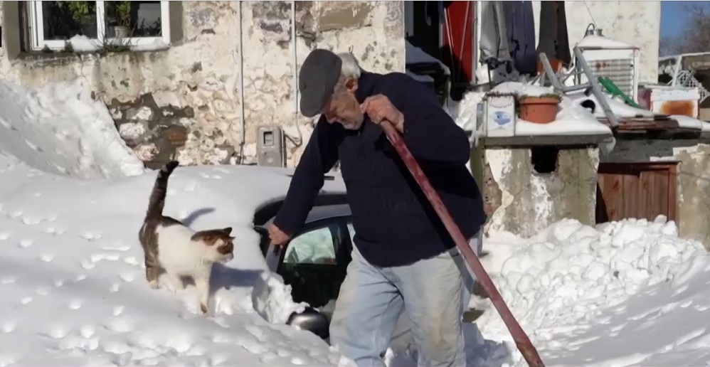 Strat de zeci de centimetri de zăpadă pe o insulă din Grecia