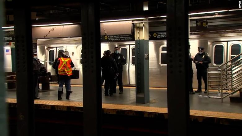 O femeie a murit după ce a fost împinsă în fața metroului, la New York. Suspectul a fugit, dar apoi s-a predat poliției