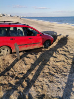 Un șofer a fost amendat cu 10.000 de lei, după ce a rămas blocat cu mașina pe plajă în Constanța. Foto: Facebook/ Primaria Constanța