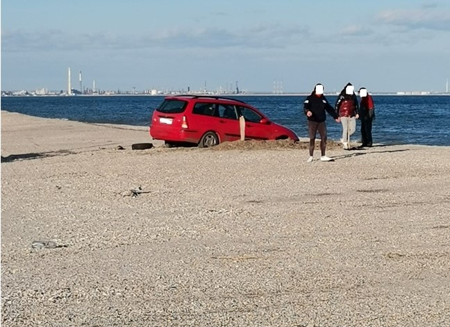Un șofer a fost amendat cu 10.000 de lei, după ce a rămas blocat cu mașina pe plajă în Constanța