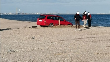 Un șofer a fost amendat cu 10.000 de lei, după ce a rămas blocat cu mașina pe plajă în Constanța