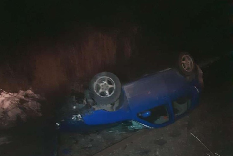 O maşină condusă de un tânăr de 16 ani s-a răsturnat pe calea ferată, în Cluj. Traficul feroviar a fost oprit