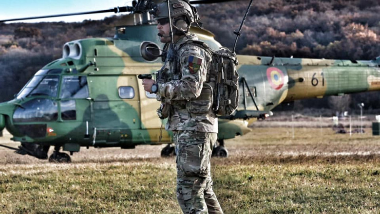 parasutist comando langa un elicopter