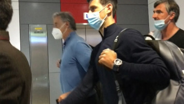 Novak Djokovic părăsește Australia prin aeroportul din Melbourne.
