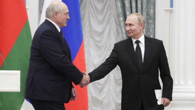 Lukașenko dă mâna cu Putin