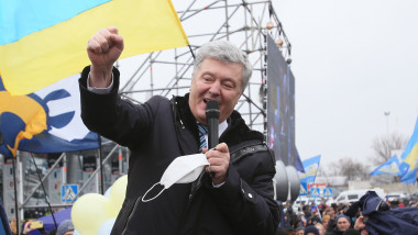 Petro Poroșenko le vorbește suporterilor pe aeroportul din Kiev