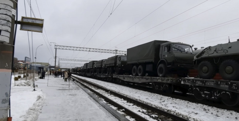 Putin își mută armata din mai multe districte militare din toată țara către granița cu Ucraina