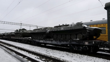 Vladimir Putin își deplasează armata din estul îndepărtat al țării înspre partea opusă pentru a-și desfășura trupele la granița de vest cu Ucraina.