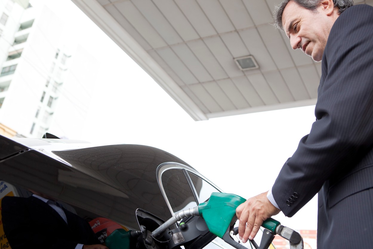 În 2022, benzina s-a scumpit cu 2 bani/zi. Estimările analiștilor pentru prețurile carburanților în următoarele luni