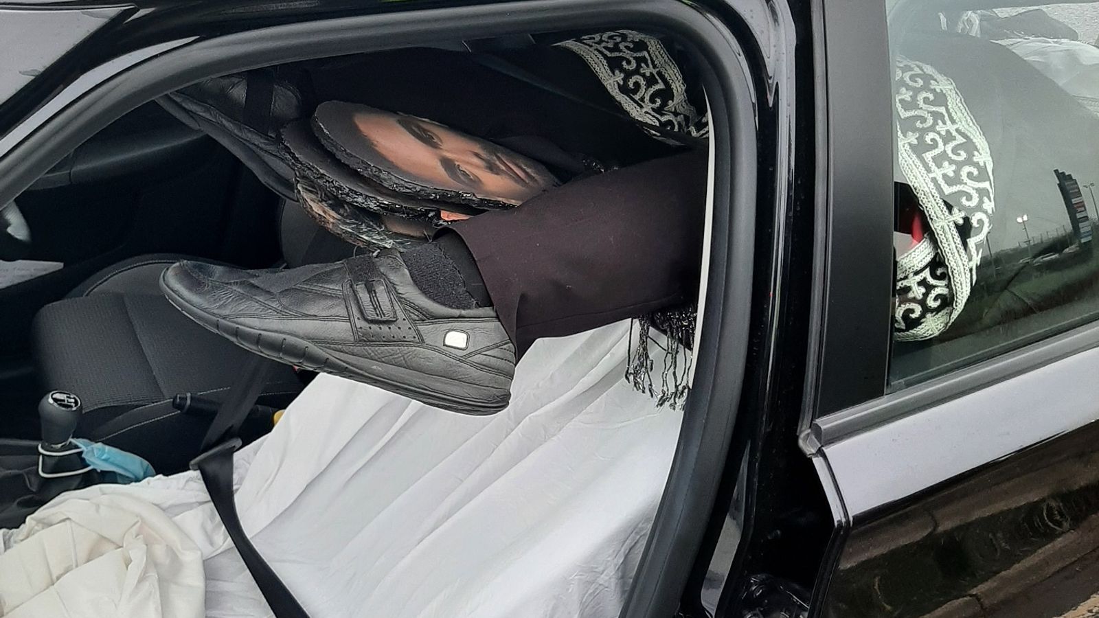 Polițiștii din Marea Britanie, alertați că un șofer transportă un cadavru pe autostradă. Ce au găsit în mașină