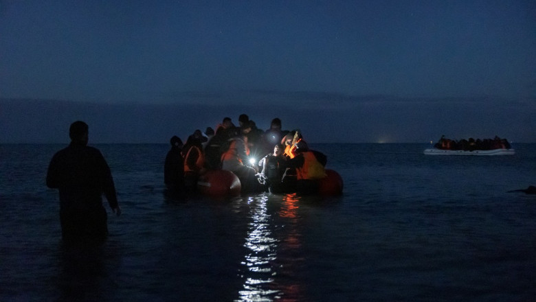 Barcă cu migranți salvați din apă.