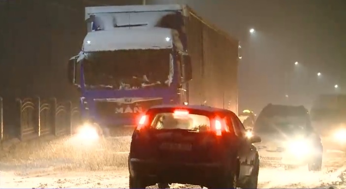 Vânt cu rafale de până la 140 km/oră și polei. După ce au așteptat ore în șir ajutorul drumarilor, unii șoferi au cerut ajutor la 112
