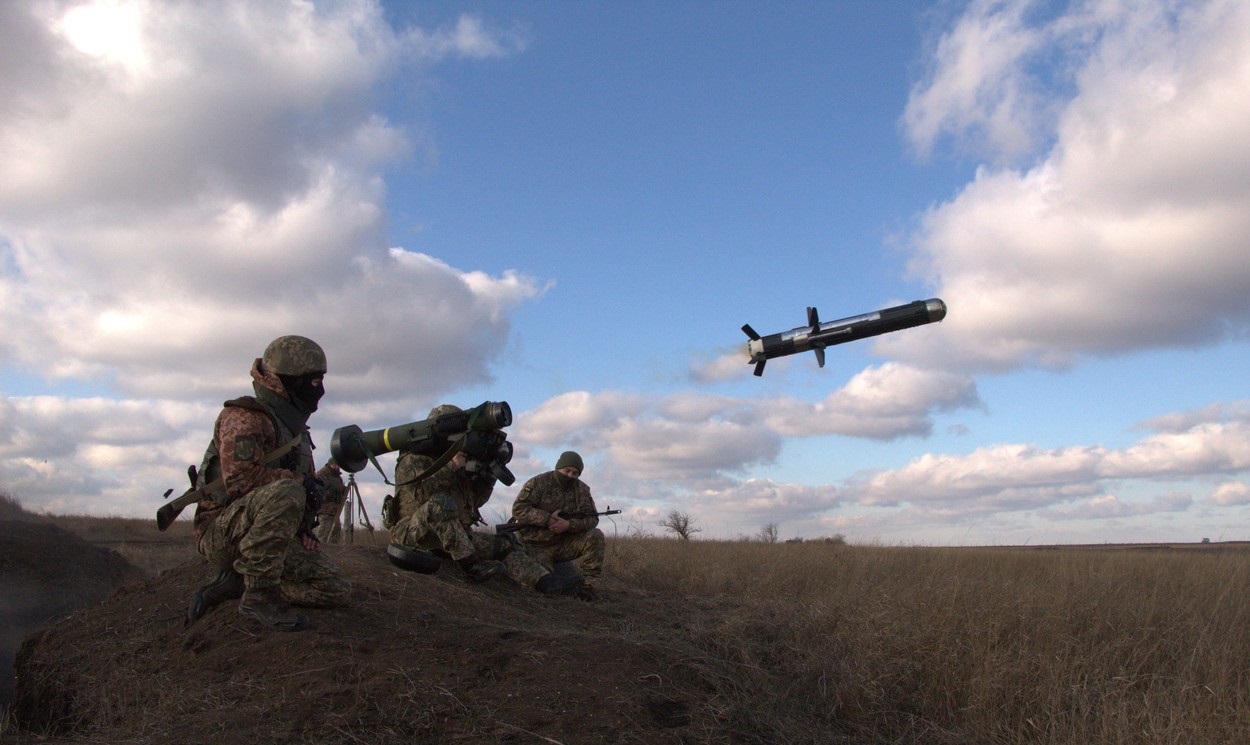 Reuters: Departamentul de Stat a autorizat Lituania, Letonia şi Estonia să trimită în Ucraina armament produs în SUA