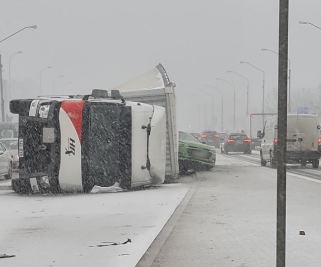 Polonia a fost traversată de o furtună atât de puternică, încât camioane de câteva tone au fost răsturnate pe șosele