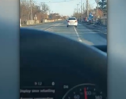 O mașină de poliție care gonea cu 100 km/oră în localitate a fost filmată de un șofer la fel de vitezoman