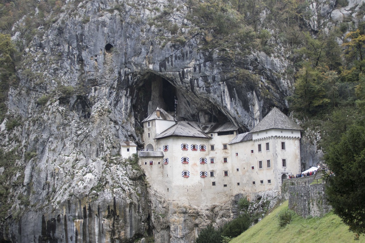 Povestea fascinanta a castelului Predjama, construit intr-o pestera din Slovenia. Legendele si paralela cu Game of Thrones