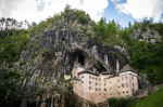 Castelul Predjama din Slovenia