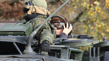 Ministrul german al Apărării, Annegret Kramp Karrenbauer, testează un tanc din dotarea forțelor germane
