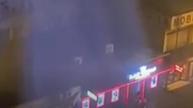 Un bărbat din Bacău a fost filmat în timp ce a lăsat un cărucior de copil în fața unui centru de pariuri, cat timp acesta a intrat în sala de jocuri de noroc, deşi afară era viscol