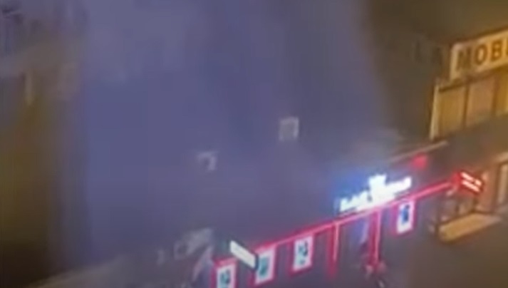 Cărucior cu o fetiță de un an și 3 luni, lăsat în viscol în fața unei săli de păcănele. Polițiștii au deschis dosar penal