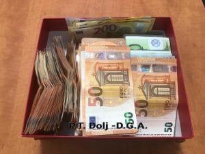 Vaccinare la chiuvetă, în Dolj. Trei persoane, prinse în flagrant în timp ce primeau bani pentru a elibera certificate false COVID