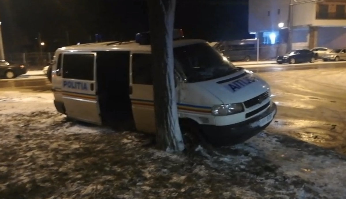 Mașină a Poliţiei, implicată într-un accident. Vehiculul a derapat și a intrat într-un pom