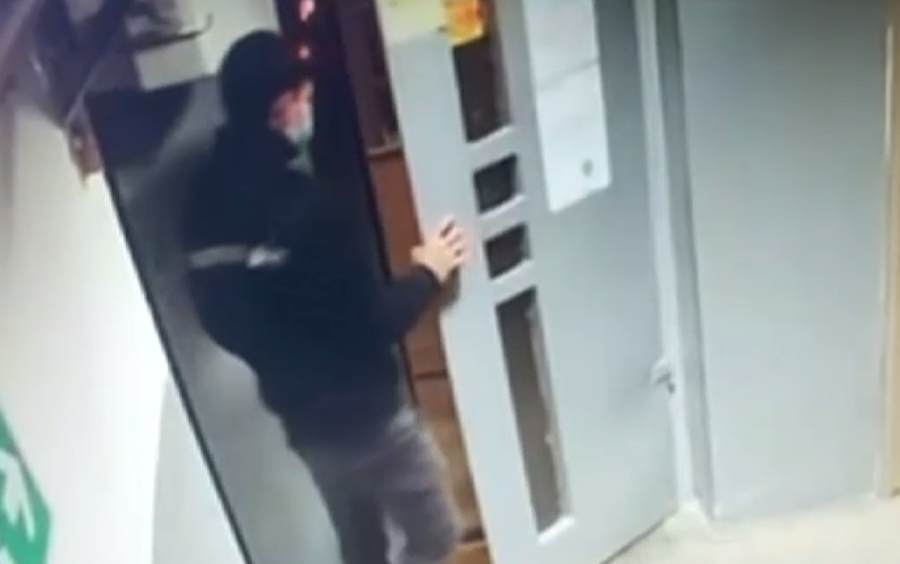 VIDEO. Femeie tâlhărită în scara unui bloc din Capitală. Agresorul i-a furat 250 de lei