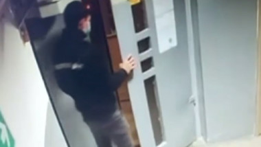 Un tâlhar intră în lift după o femeie.