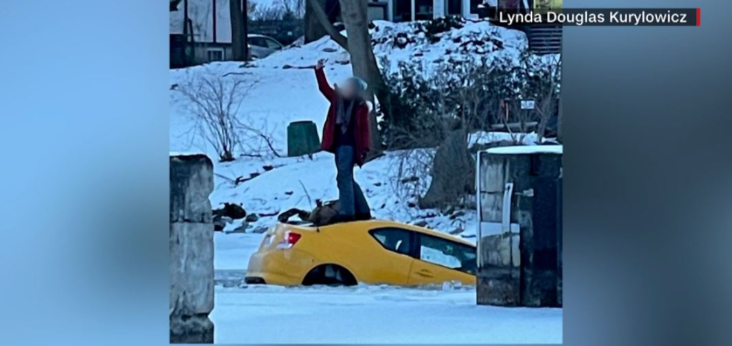 O şoferiţă care a căzut cu maşina într-un râu înghețat s-a urcat pe capotă pentru un selfie, în timp ce autoturismul se scufunda