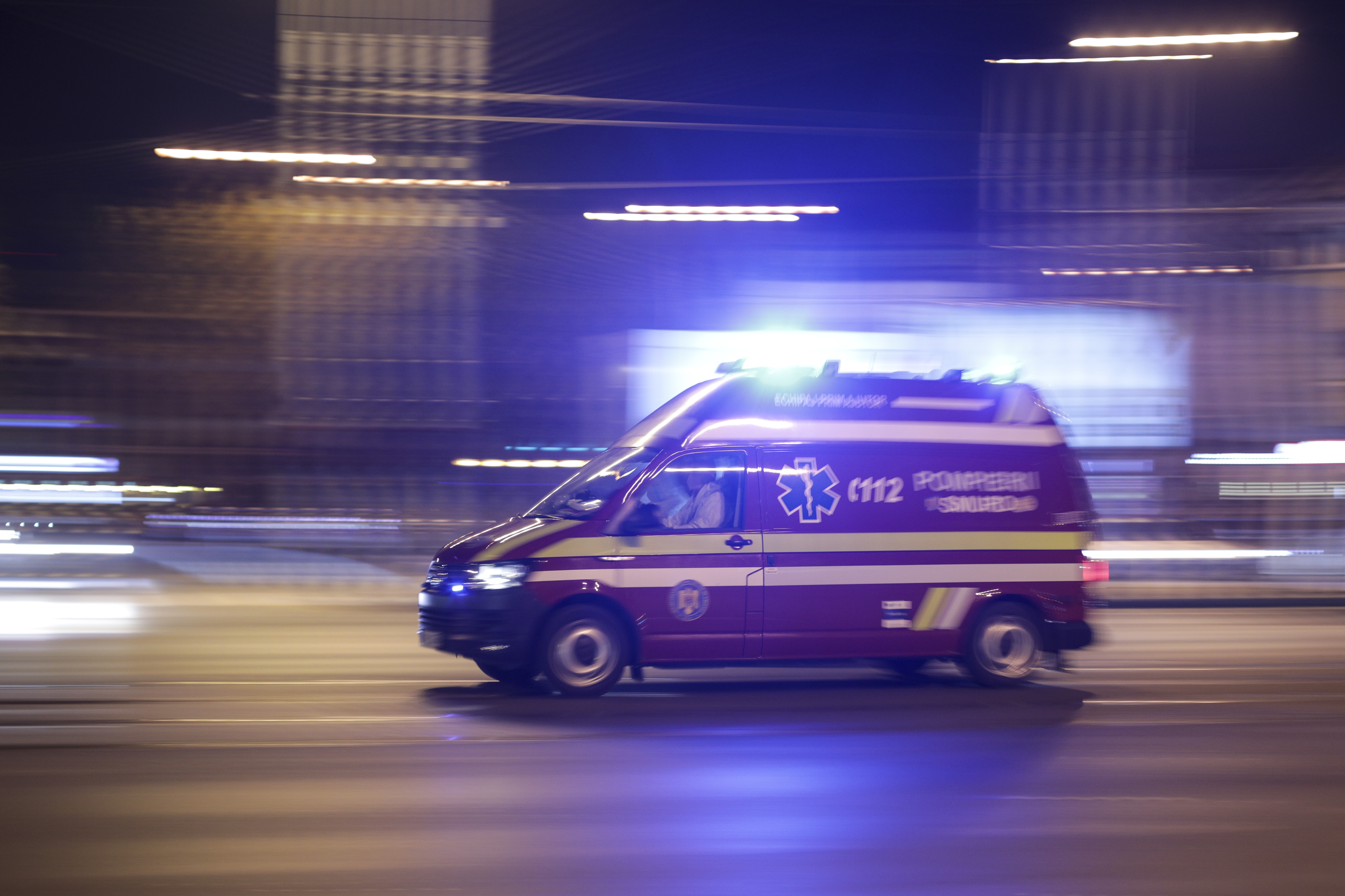 Doi adolescenți traşi pe sănii de o maşină au alunecat pe contrasens şi s-au izbit de un autoturism
