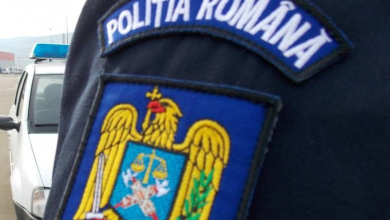 ecuuson politia romana pe umarul unui politist