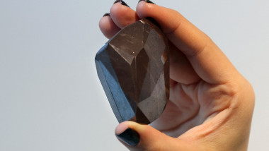 Un diamant rar botezat „Enigma”, de 555,55 carate, despre se crede că a venit din spațiul cosmic, va fi scos la licitație în luna februarie.
