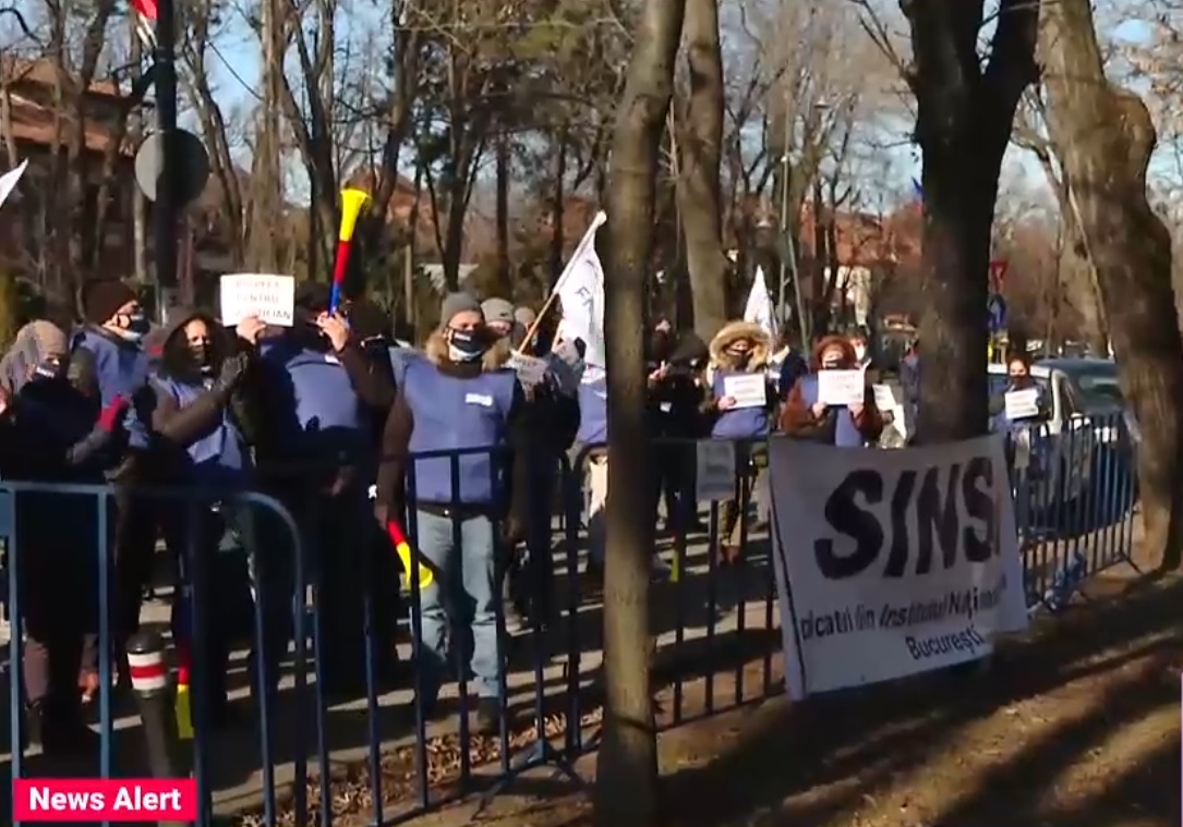 Protest al angajaților INS în fața sediului PSD. Ministrul Muncii anunţă un comitet pentru implementarea Legii salarizării