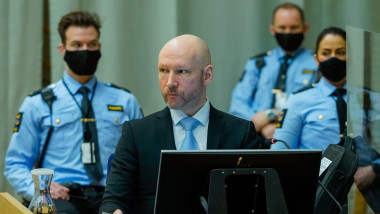 Anders Breivik la tribunal, in costum, pzait d egardieni