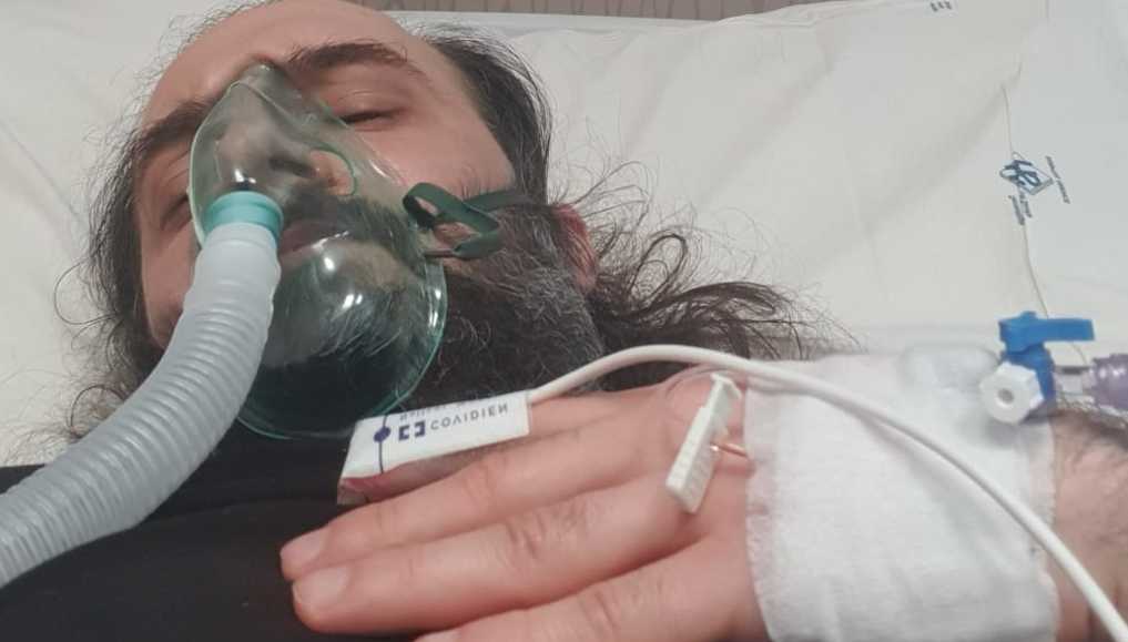 Un antivaccinist care a jubilat după moartea lui Sassoli, în spital cu COVID. Spune că nu e infectat, dar e conectat la oxigen
