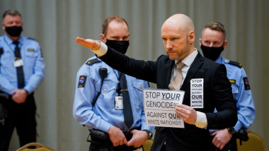 anders breivik executa salautul nazist in sala de judecata