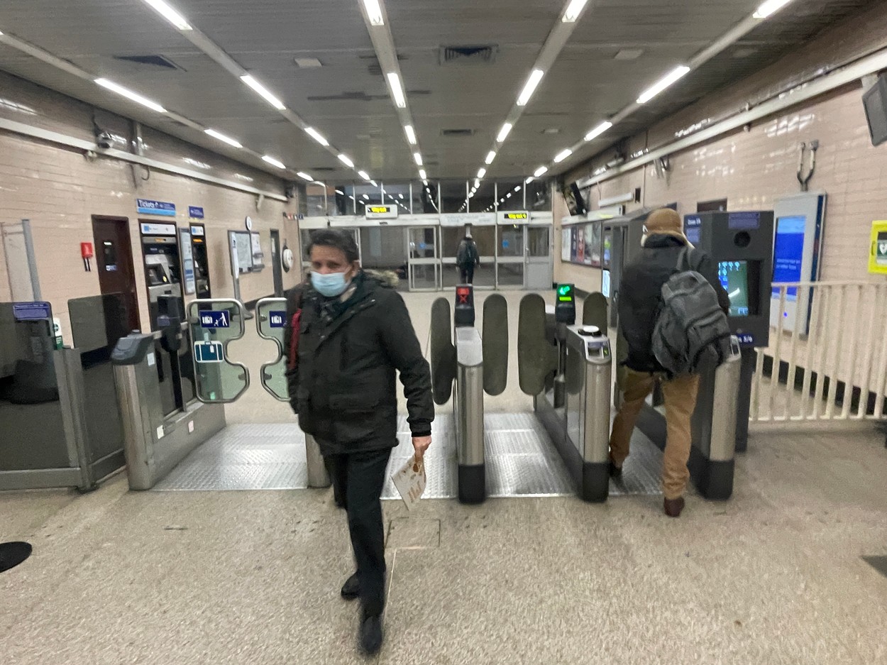 Primarul Londrei: Măştile trebuie să rămână obligatorii în transportul public