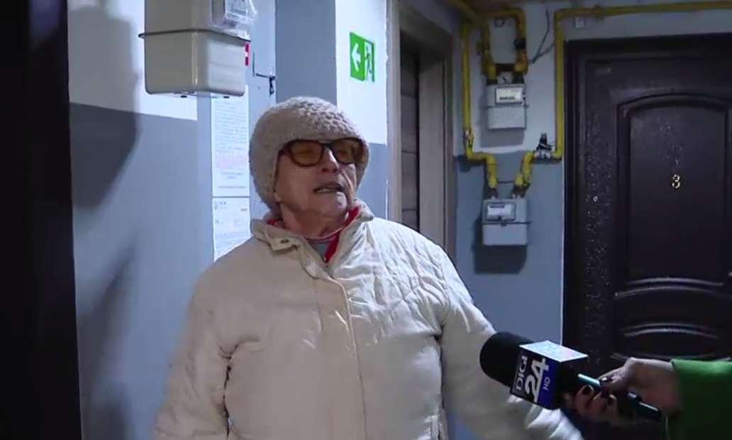 Femeia jefuită într-o scară de bloc din București: Mi-a dat în cap. Locuiesc de 40 de ani aici, dar cu frică n-am stat