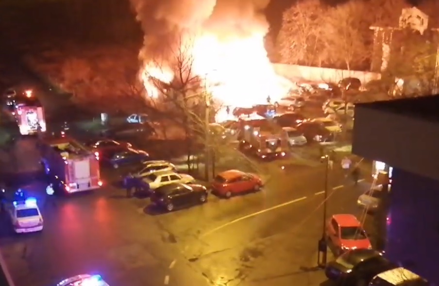 O clădire din Slatina a ars complet într-un incendiu. Nouă mașini au fost avariate, jumătate dintre ele în totalitate
