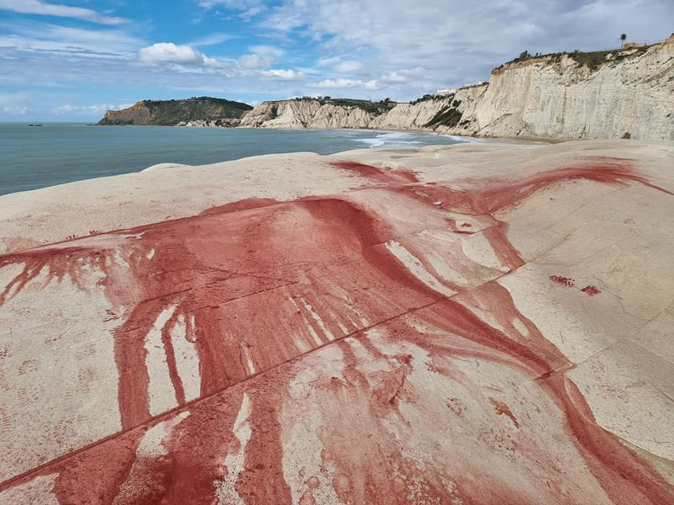 Faimoasele stânci din Sicilia, denumite „Scala dei Turchi”, au fost vandalizate și pătate cu roșu
