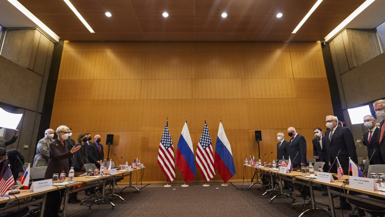 Secretarul de stat adjunct al SUA Wendy Sherman și viceministrul rus de externe Serghei Ryabkov participă la discuțiile de securitate privind tensiunile crescânde asupra Ucrainei, la Misiunea permanentă a SUA, la Geneva, pe 10 ianuarie 2022.