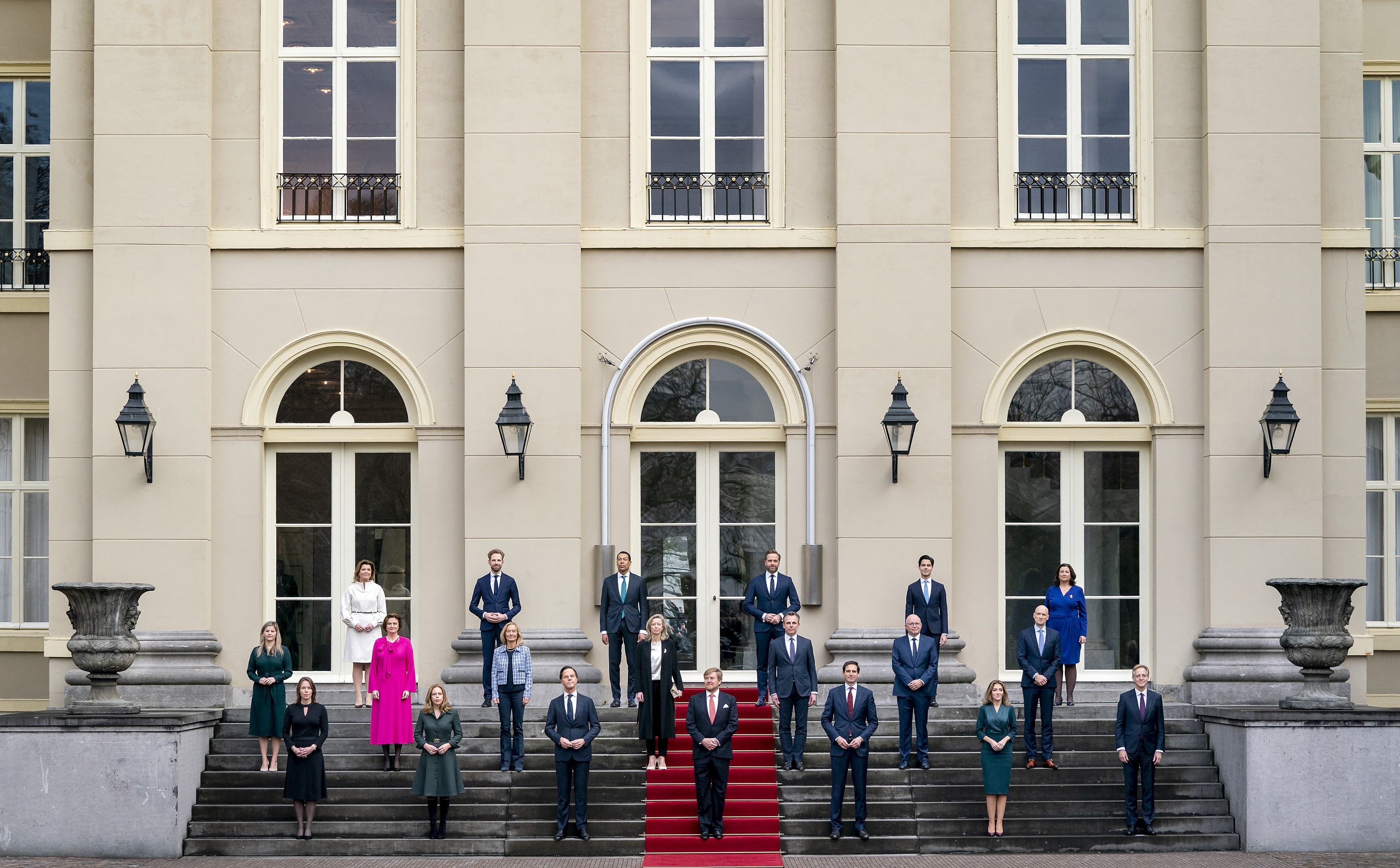 Noul guvern al Olandei a fost învestit după zece luni de la alegeri. Mark Rutte rămâne prim-ministru
