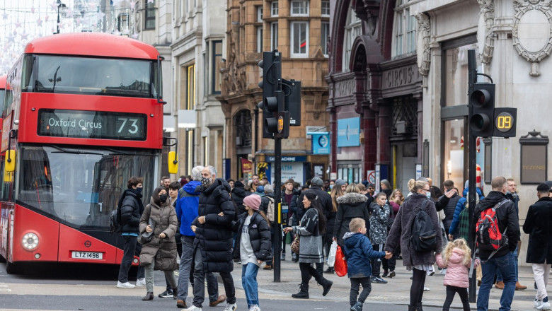 Oameni cu mască, pe stradă, în Marea Britanie.